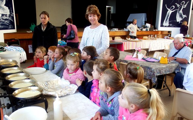 Hier het â€˜n paar kleuters van De Kleine Gansies gaan kyk hoe word pannekoek gebak, maar eersdaags gaan hulle oÃ« rek vir veel Groter Dinge by Gansbaai Gholfklub. (Argieffoto: Gansbaai Courant)